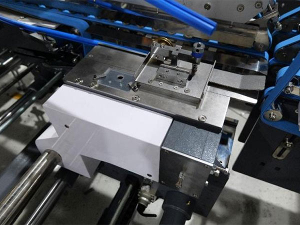 Lower gluing tank